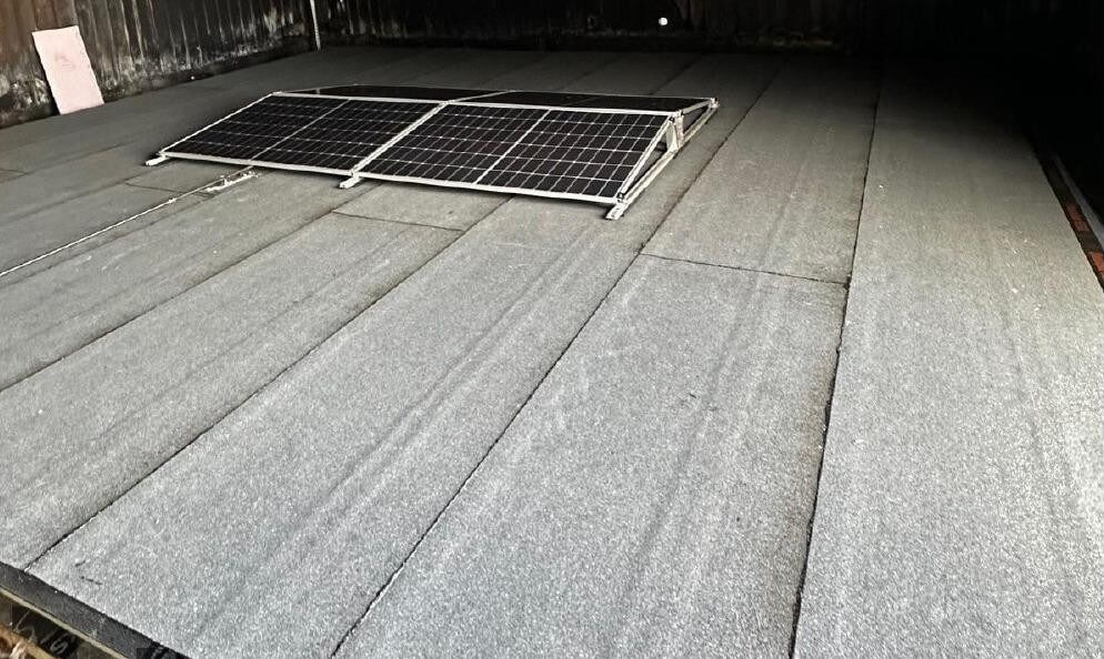 Cubiertas fotovoltaicas y seguridad contra incendios: por qué el PIR destaca como coverboard o mitigation layer