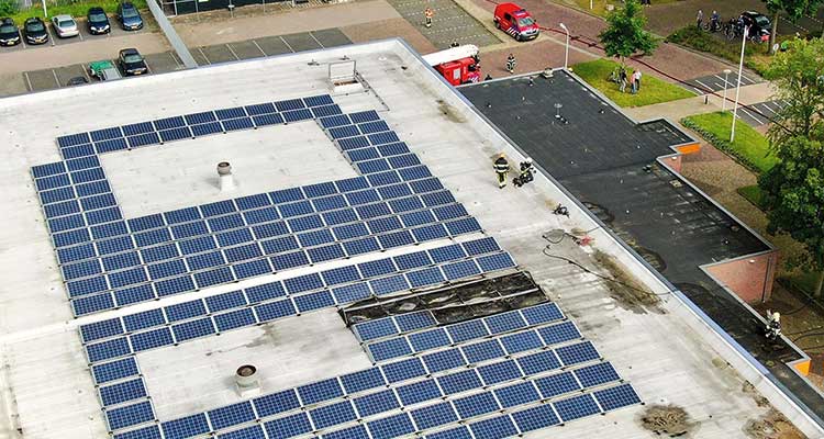 Interacci&oacute;n entre los paneles fotovoltaicos y los materiales de la cubierta: claves para la seguridad contra incendios