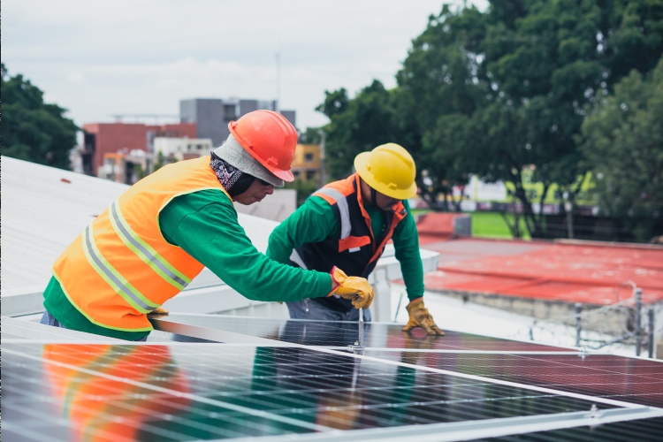 Hombres instalando paneles solares